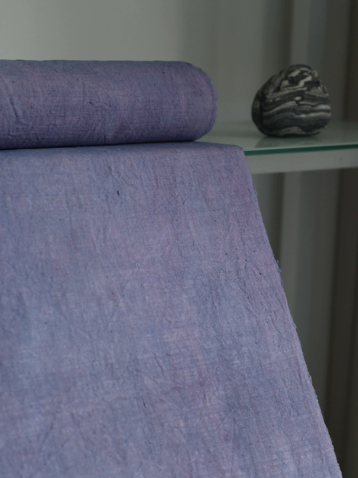 Tissu de coton tissé à la main violet grisâtre teinté végétement