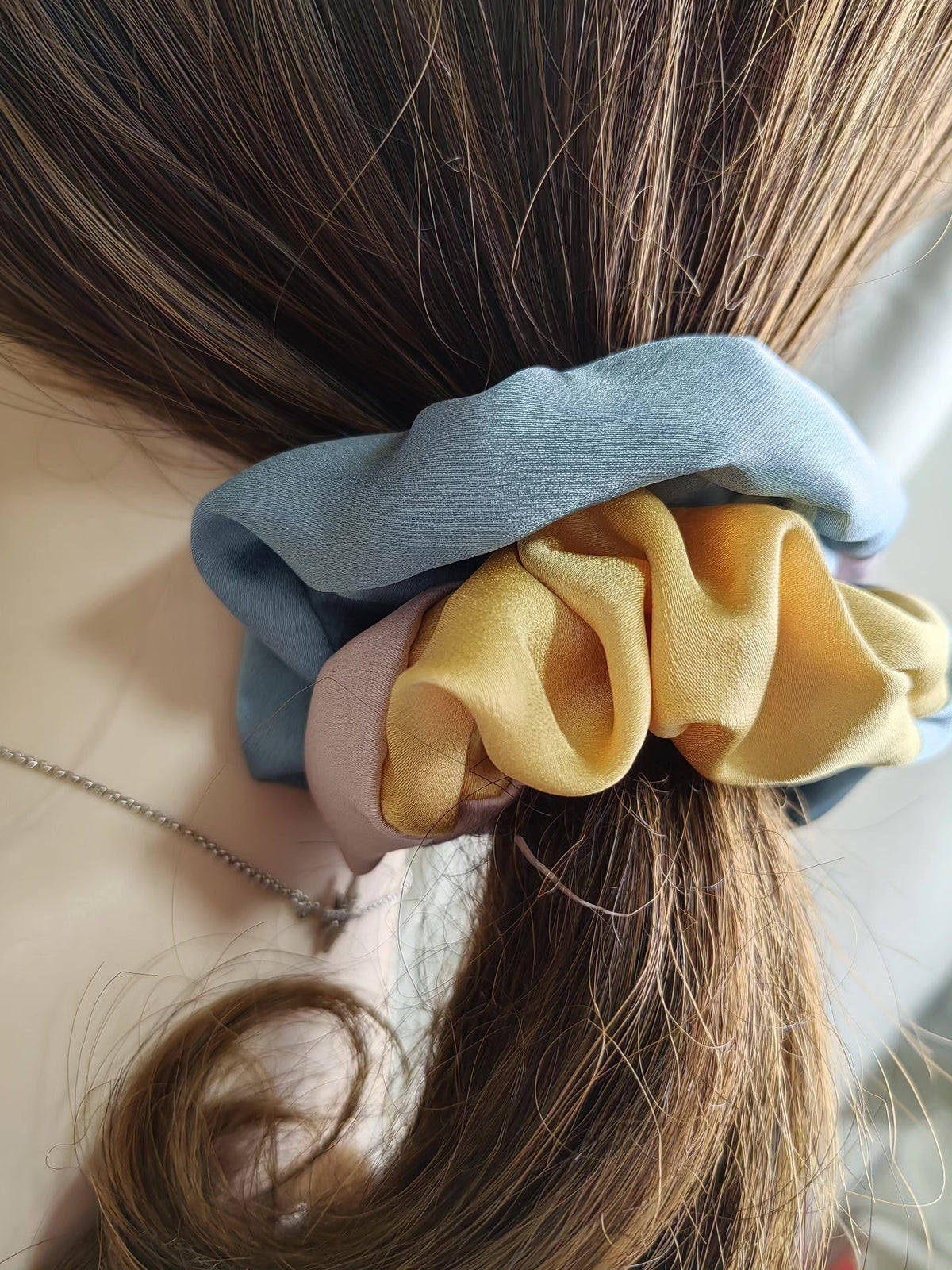 Tri-farbiges Kunstseide-Scrunchie