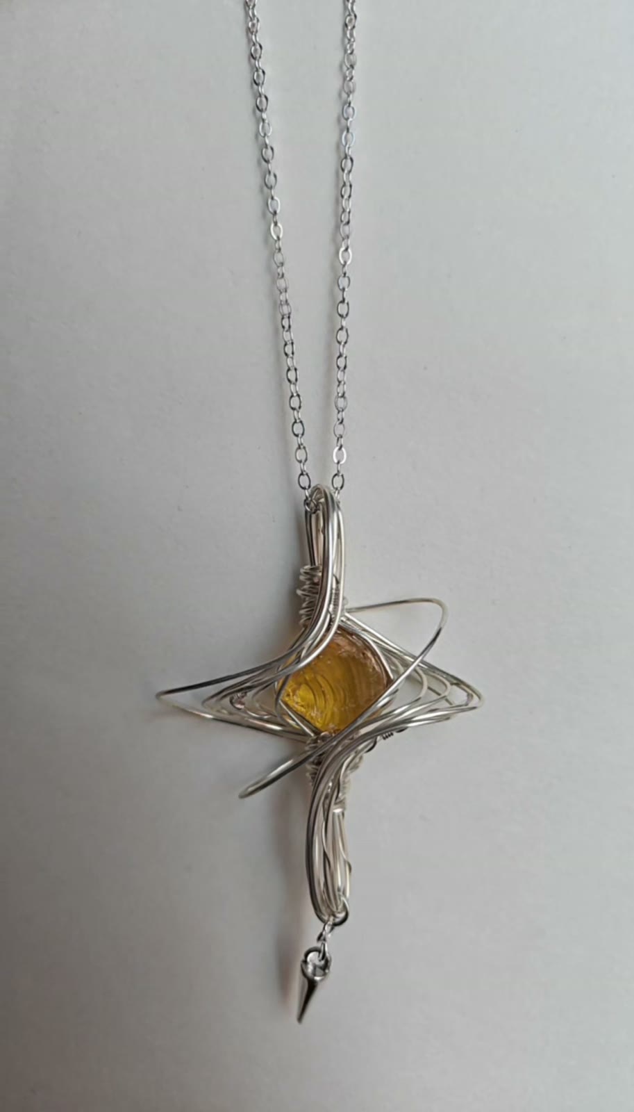 Collana con pendente in vetro giallo avvolto a filo