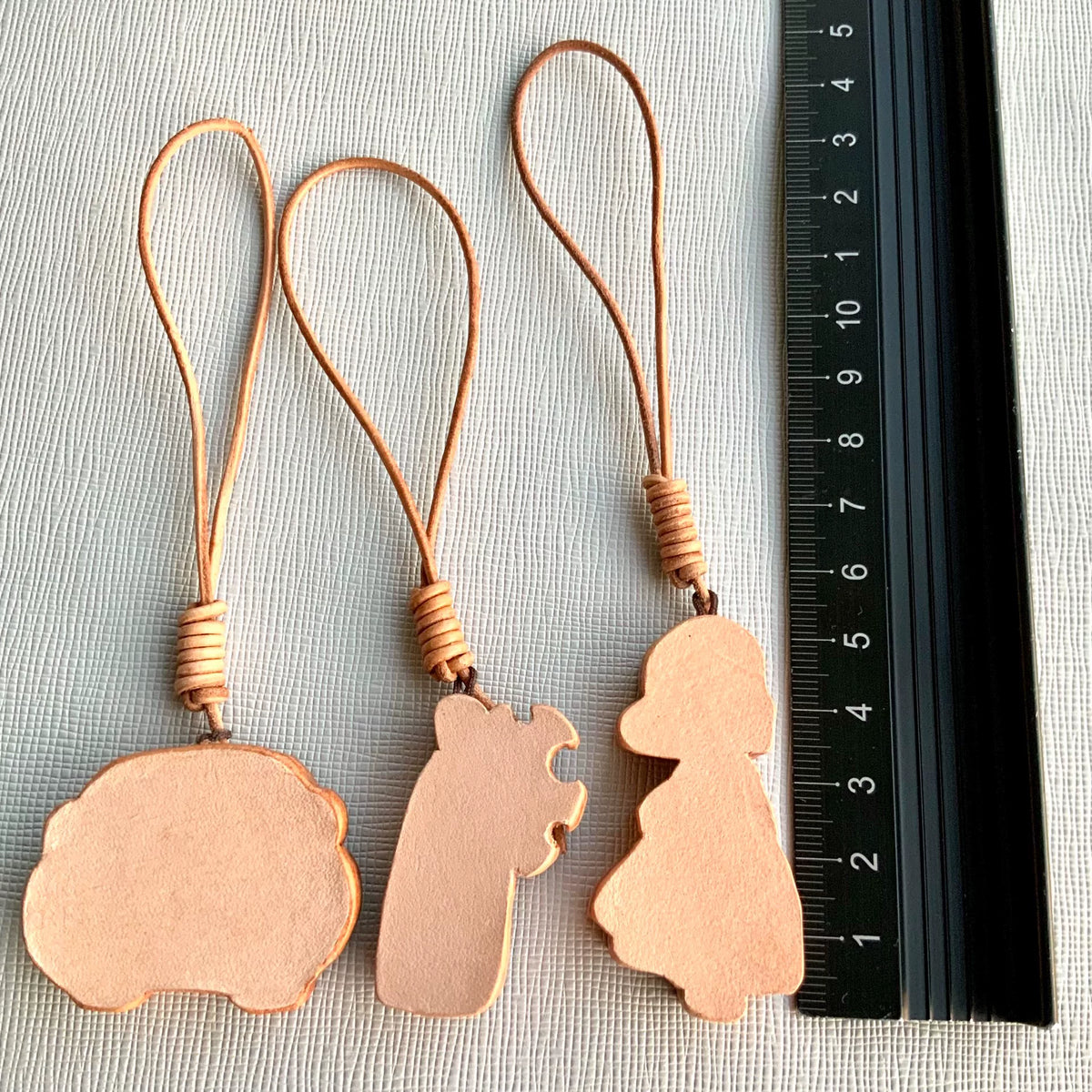 Set de pendentifs en cuir sculptés à la main