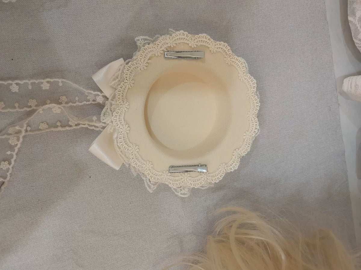 Mini chapeau en dentelle abricot avec nœud en satin