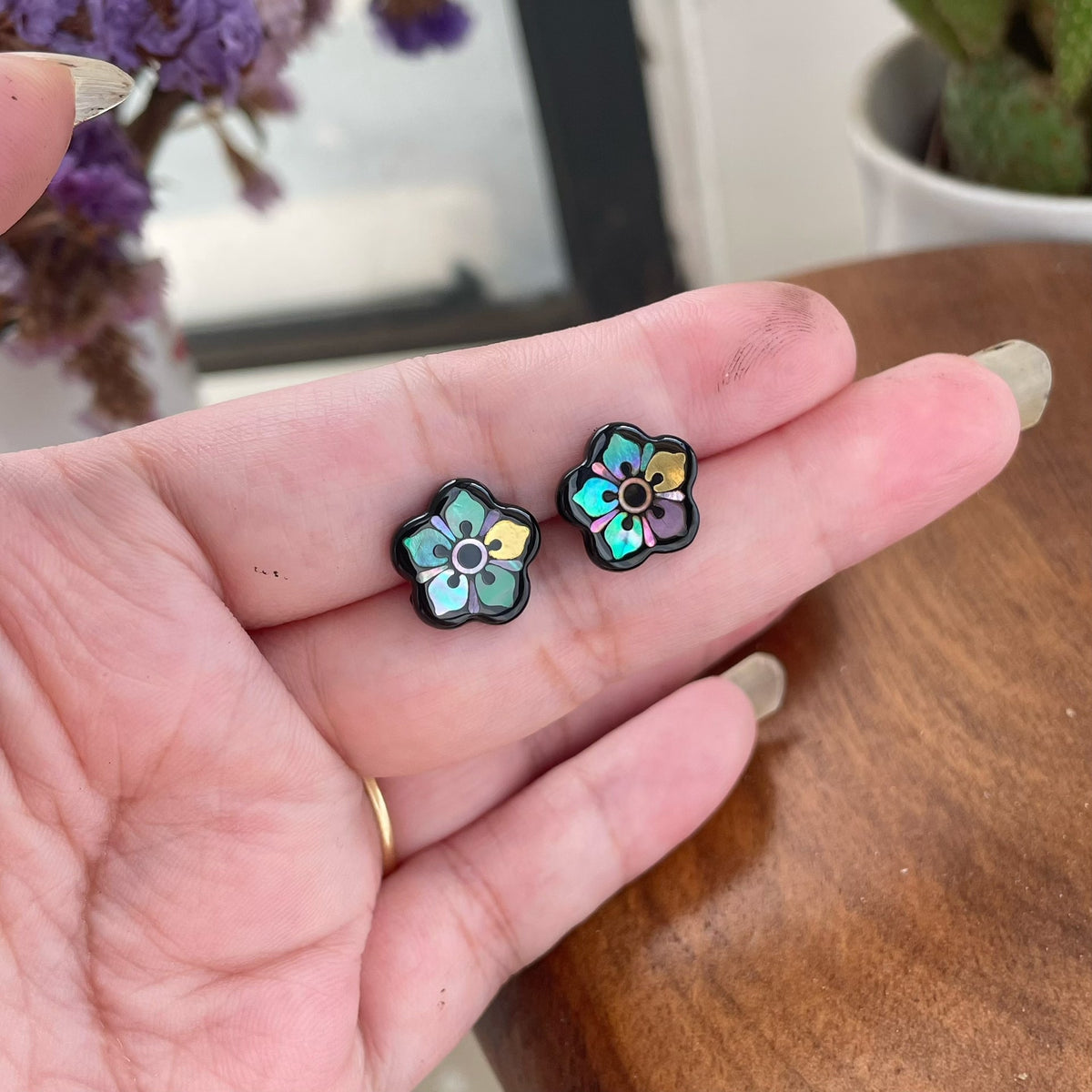 Natural Lacquer Raden Shell Floral Stud Earrings