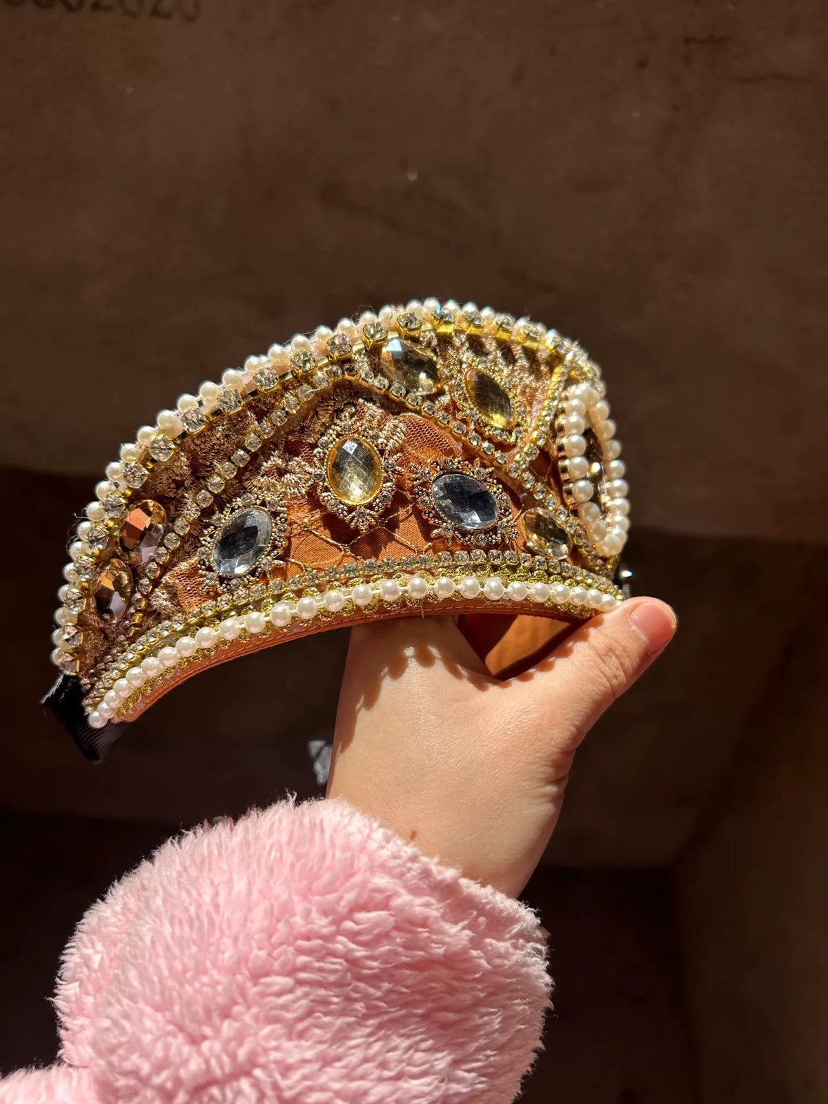 Goldene Tudor-Krone mit Cameo-Kopfschmuck