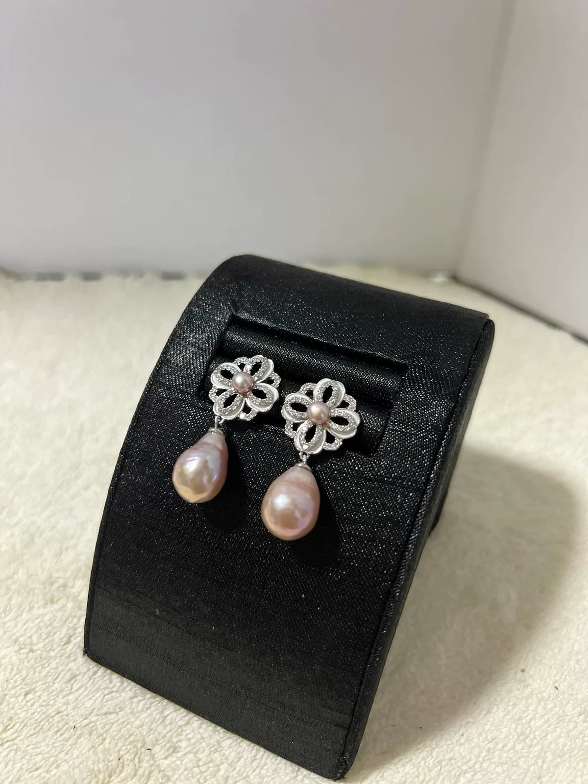 Pendientes largos de perla púrpura con diseño floral