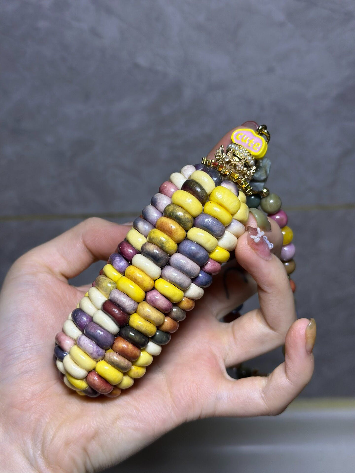 Pendentif épi de maïs perlé multicolore avec chaîne