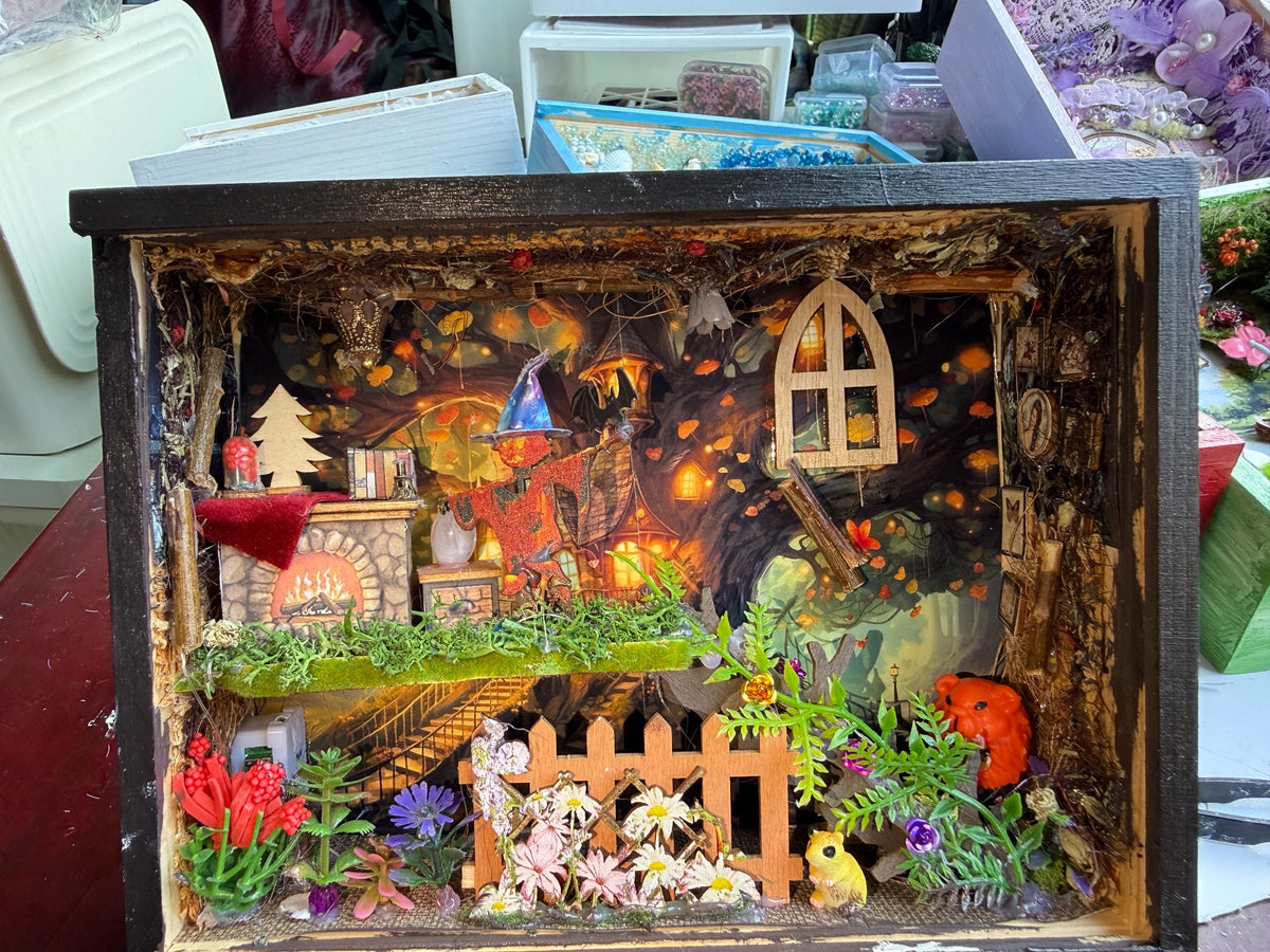 Cornice Shadow Box in Legno con Diorama in Miniatura Artigianale