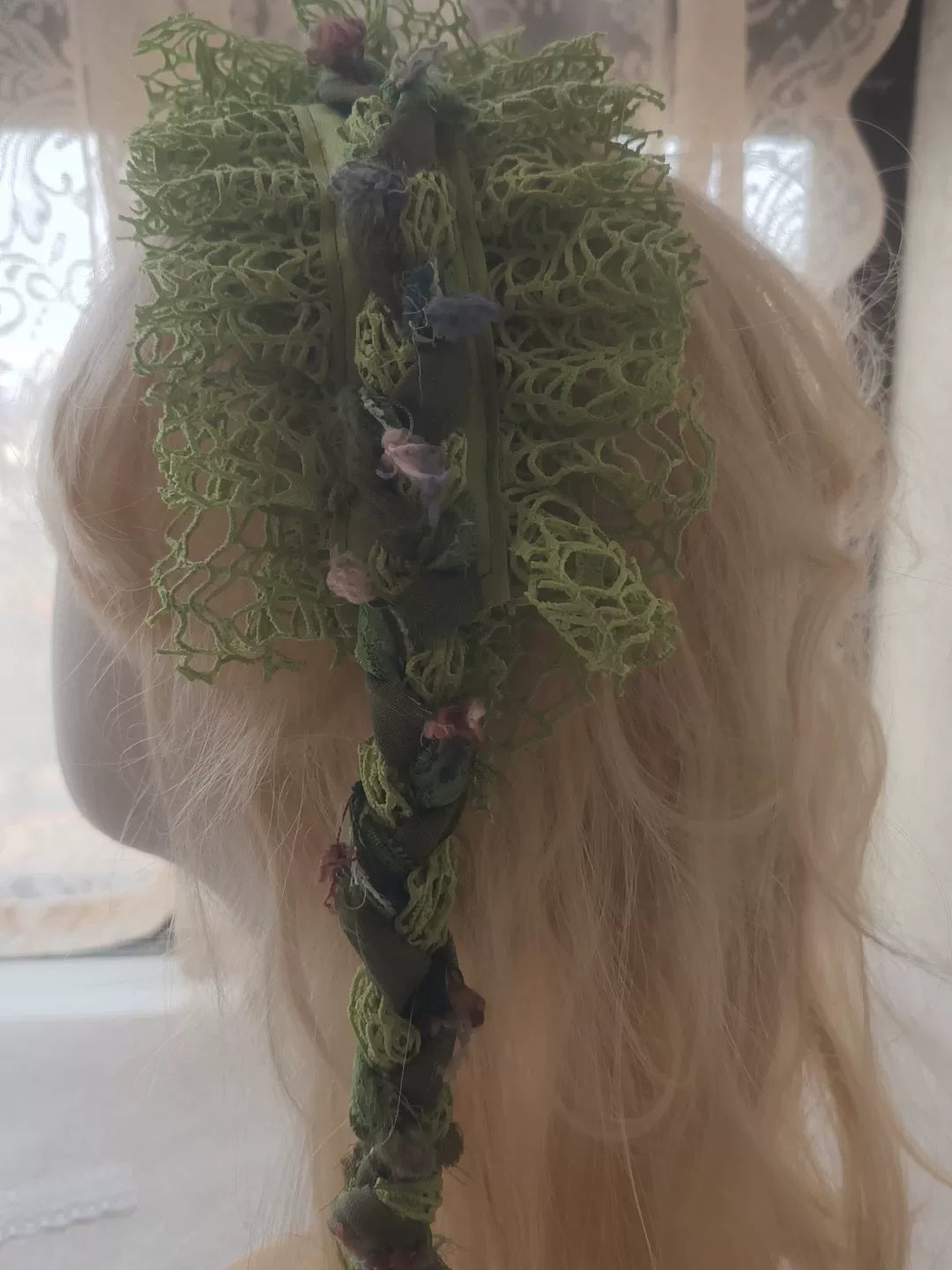 Tiara de Floresta em Renda Verde Feita à Mão