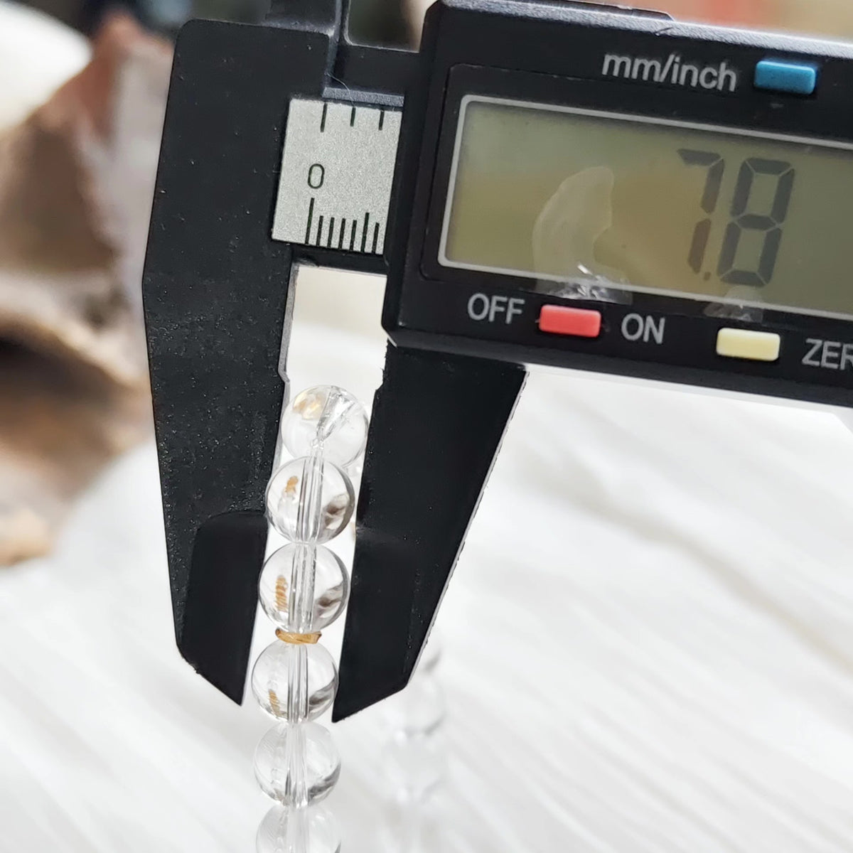 Bracelet en perles de quartz clair avec accents dorés
