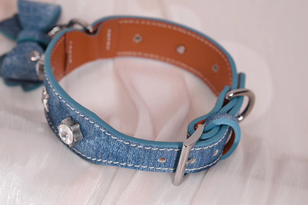 Collare per cane in denim blu con borchie di cristallo