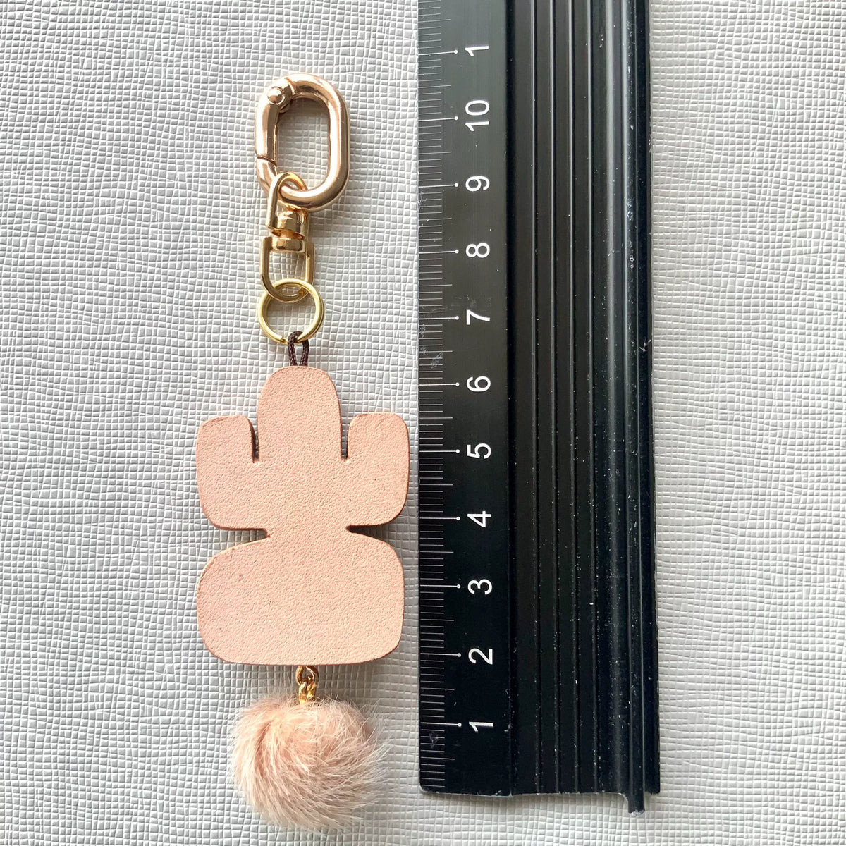 Pingente de Couro Cacto Pintado à Mão com Pom-Pom de Pele