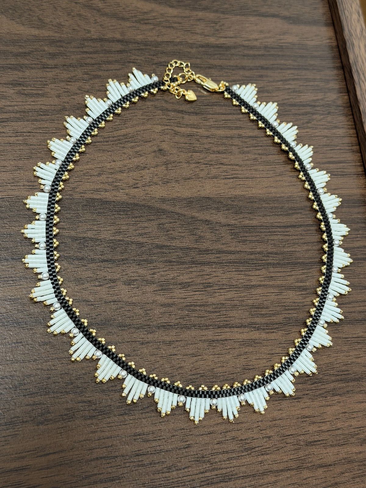 Colar Bib com Contas Preto e Branco