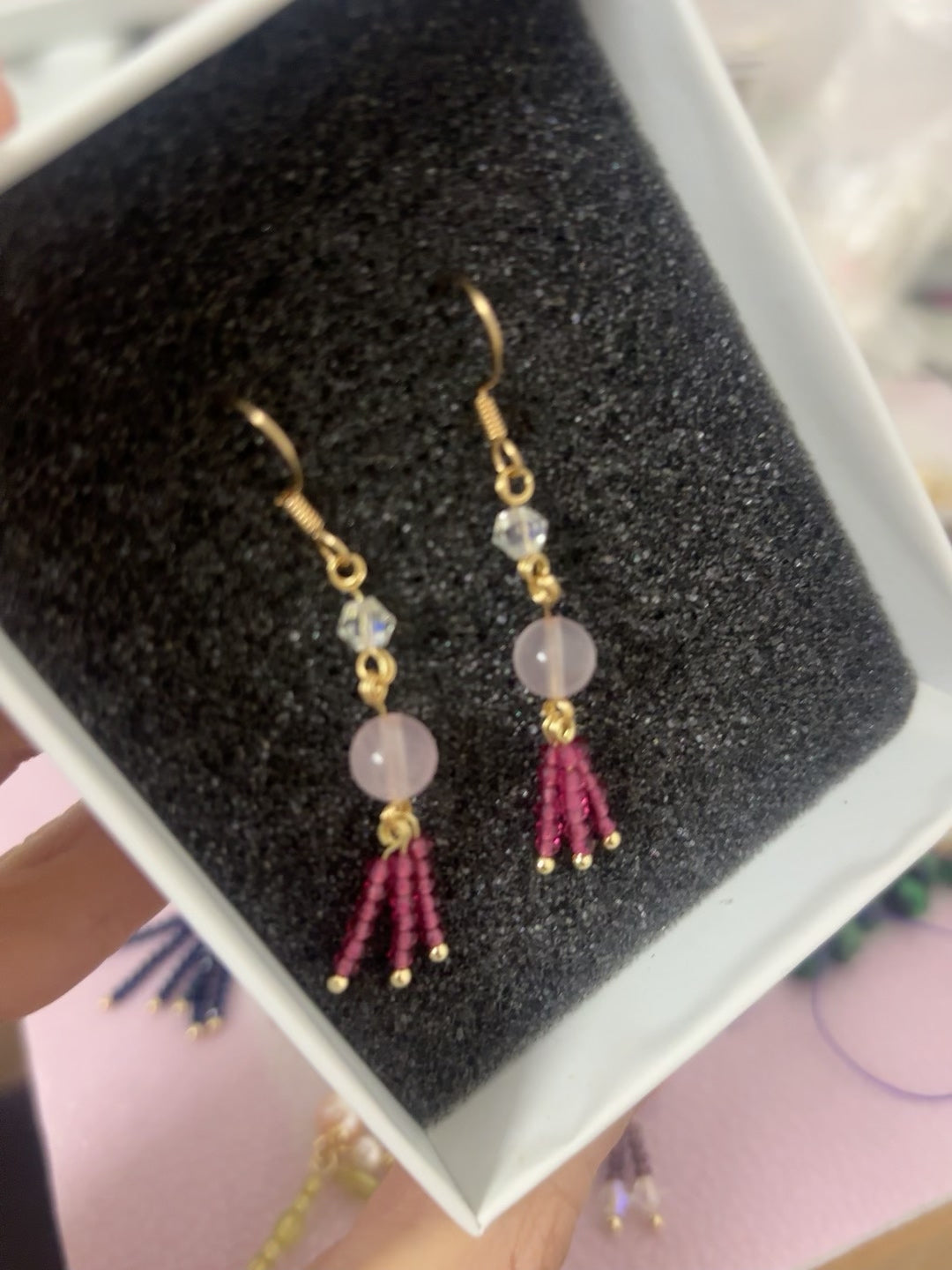 Pendientes largos con cuenta rosa y borla morada