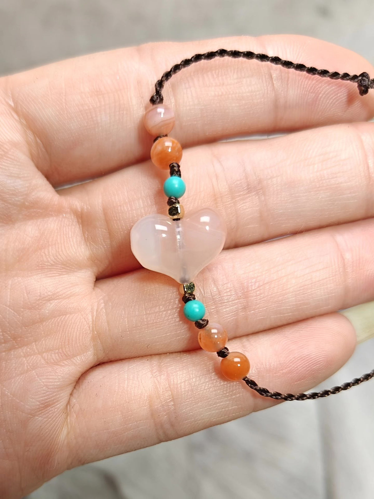 Pulseira de Calcedónia Rosa com Coração Tecida à Mão