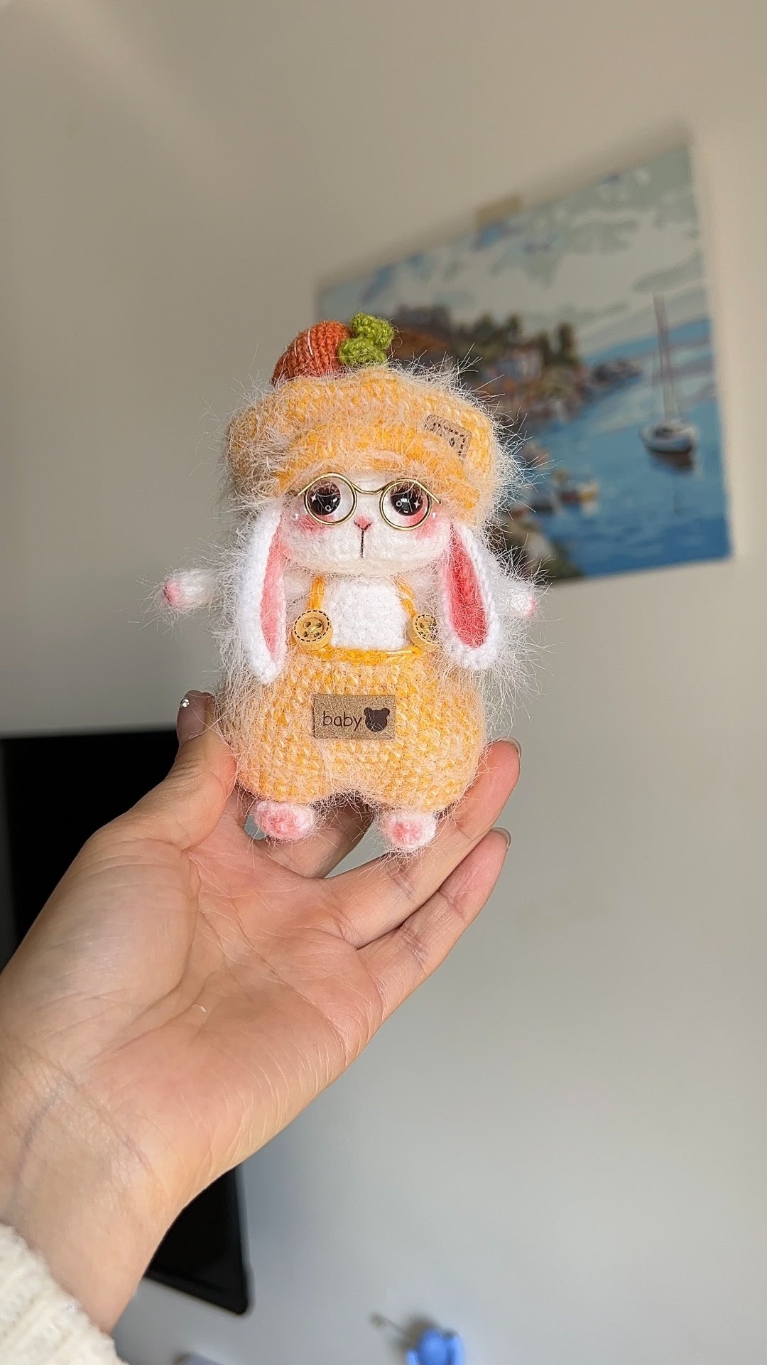 Coelho de Crochê Feito à Mão com Boina Amarela