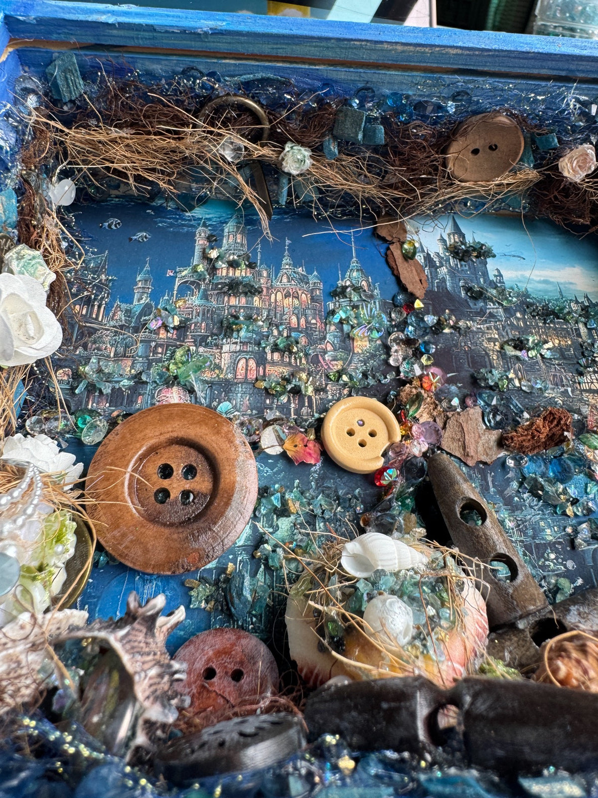Blå skuggbox i mixed media med slott