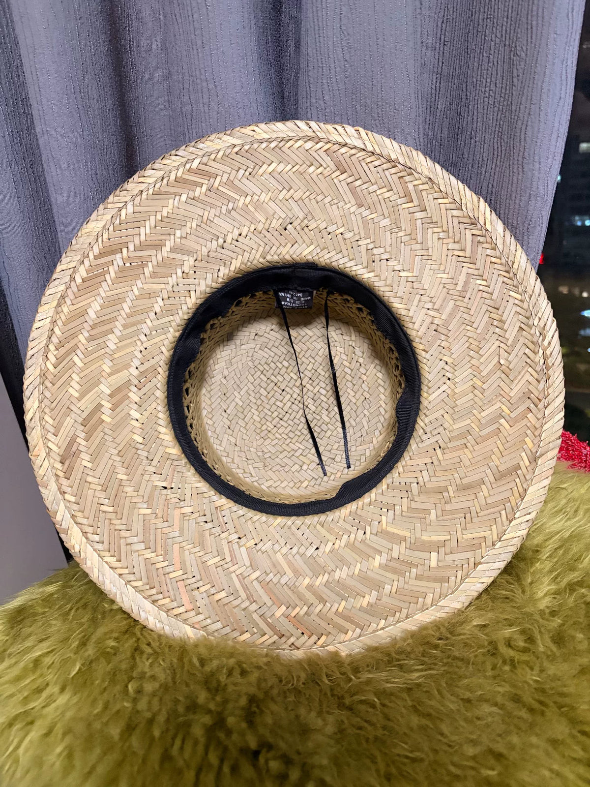 Cappello da sole in paglia a tesa larga con fascia in perle