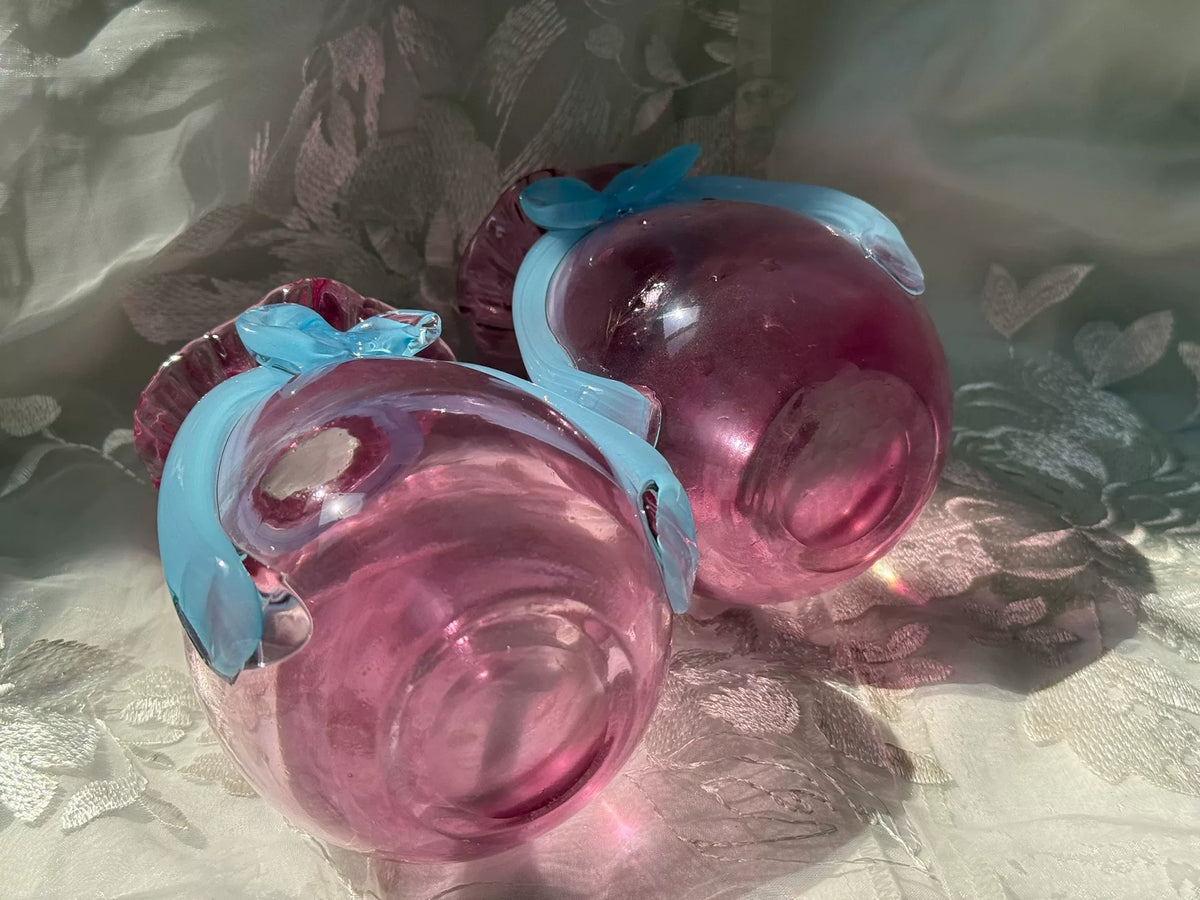 Vintage rosa glasvas med blå accenter