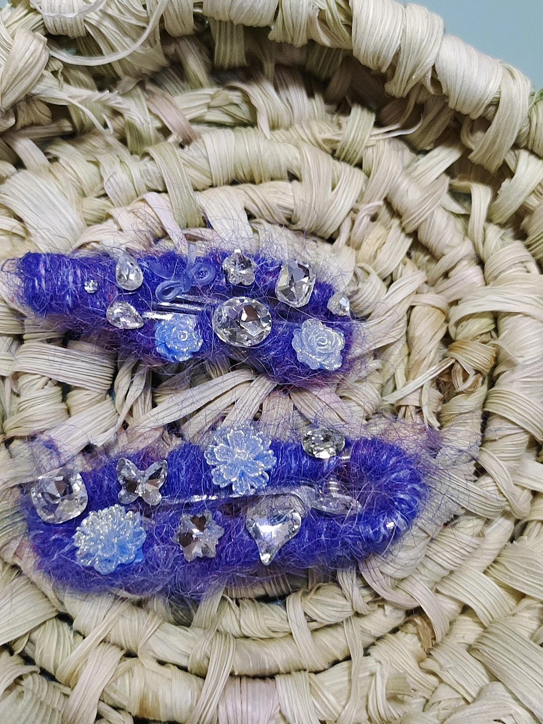 Presilha de Flor de Cristais em Lã Azul