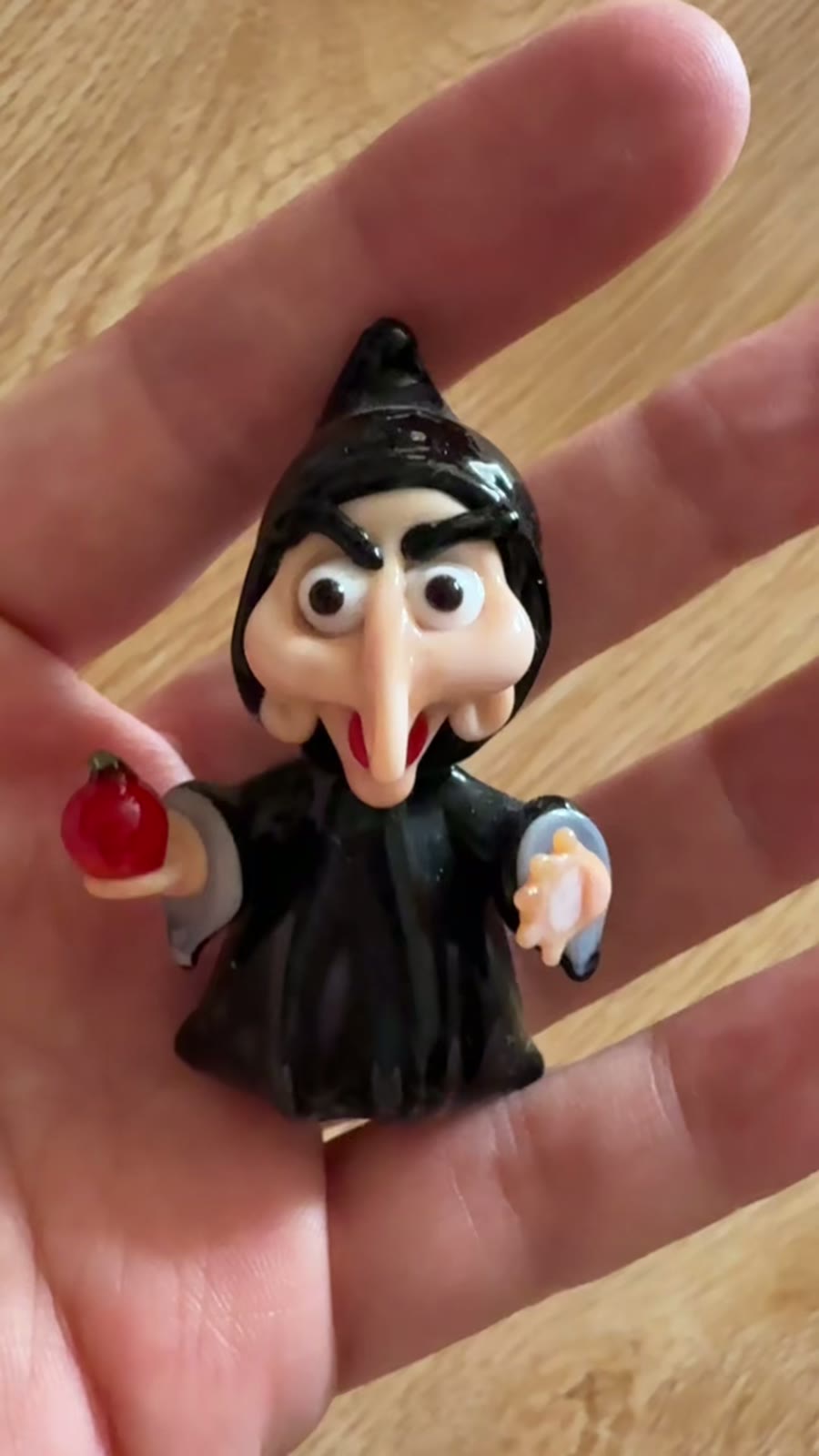 Handgemaakt Liuli glas heksfiguur met rode appel