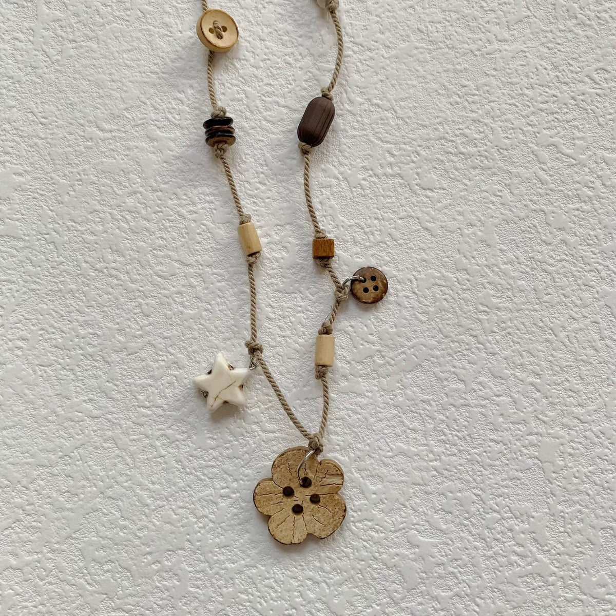 Ketting- en armbandset met geknoop koord en houten knopen