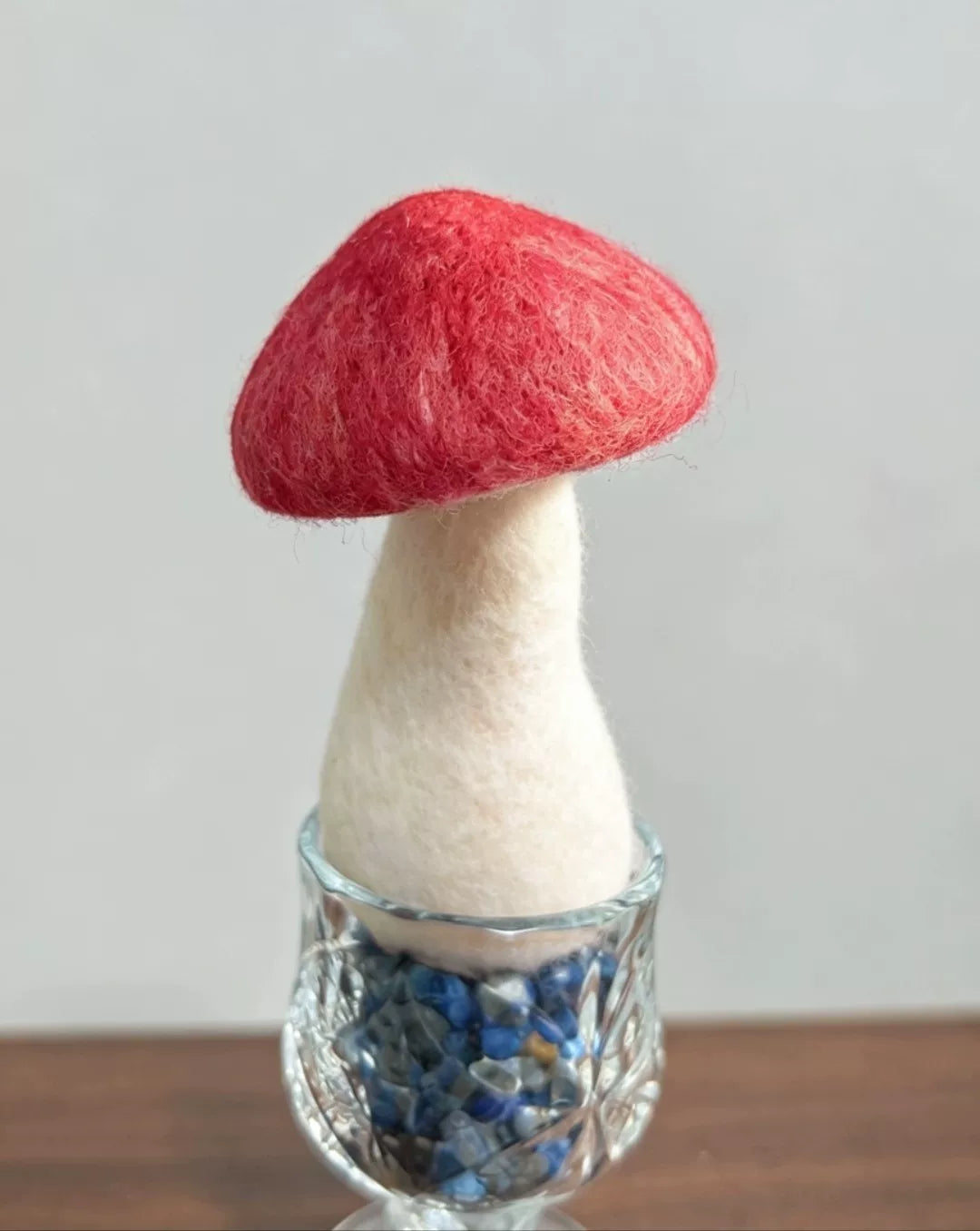 Nadelgefilzter Pilz-Anhänger aus Wolle