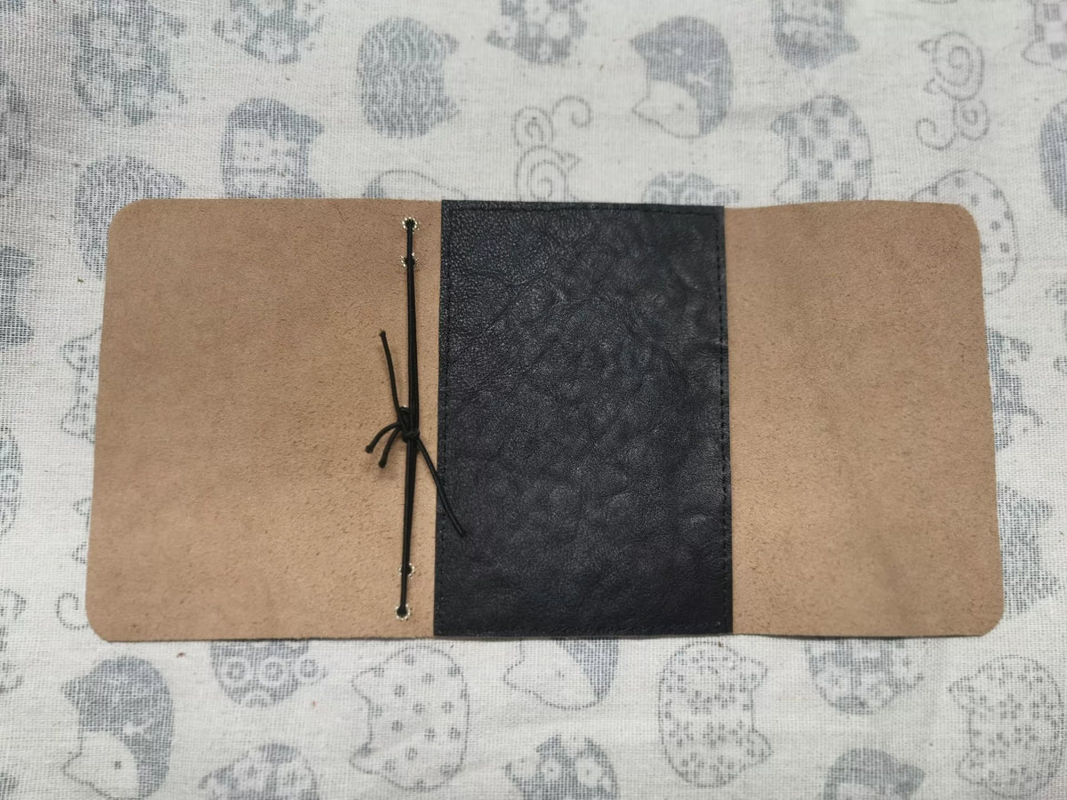 Copertina Traveler's Notebook Formato Passaporto in Pelle Nera
