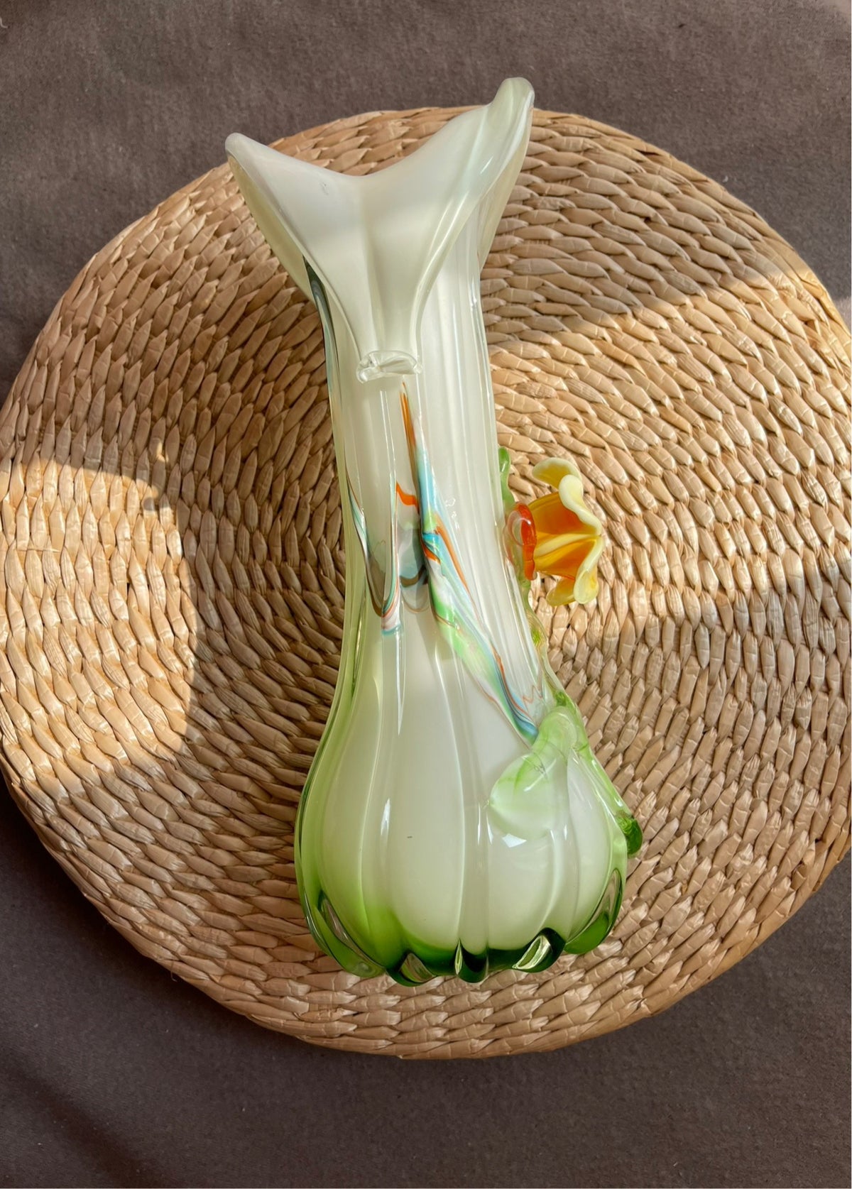 Vintage-milcheweiße Glasvase mit Blumenmotiv