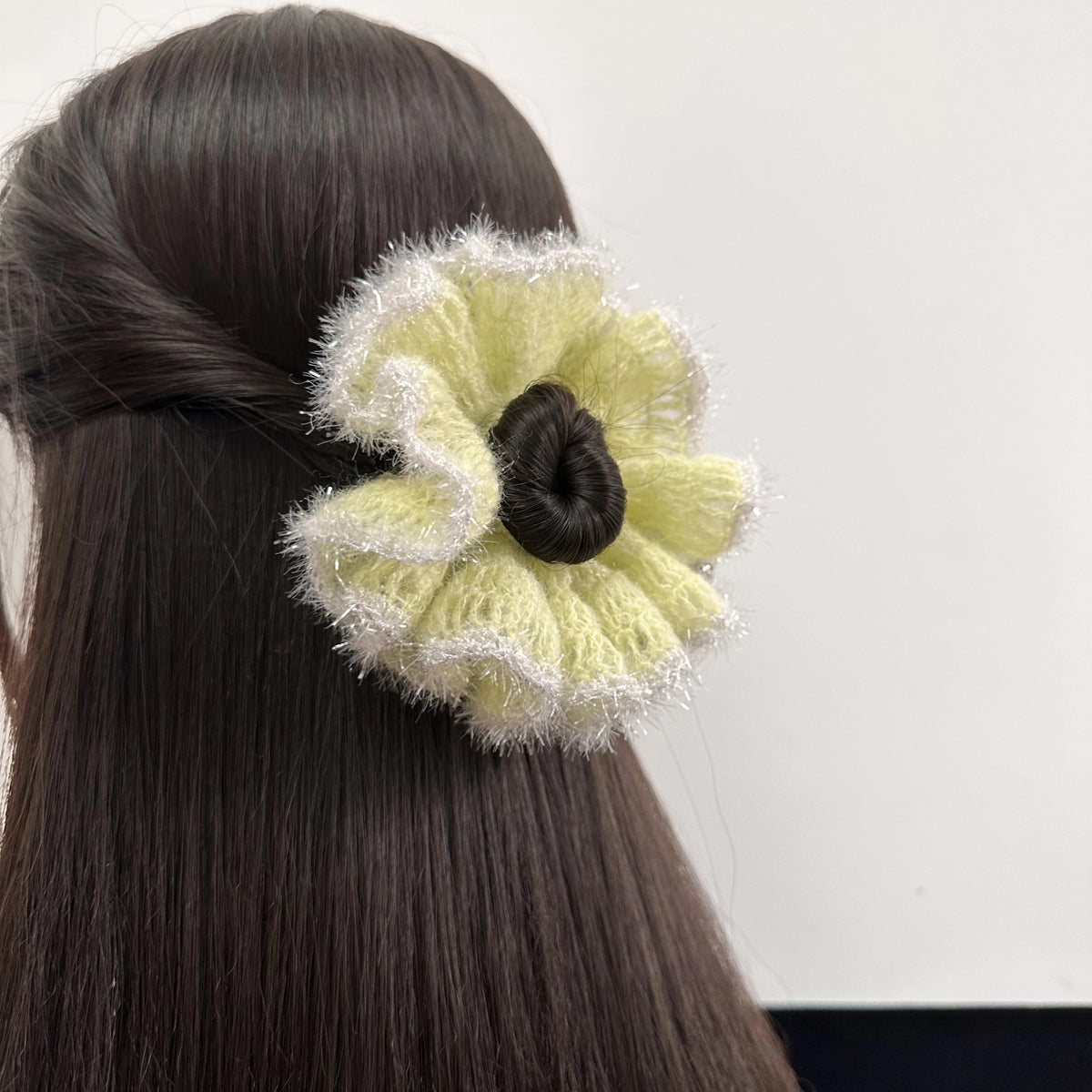 Scrunchie de Cabelo em Croché com Flor, Feito à Mão, Amarelo-Claro