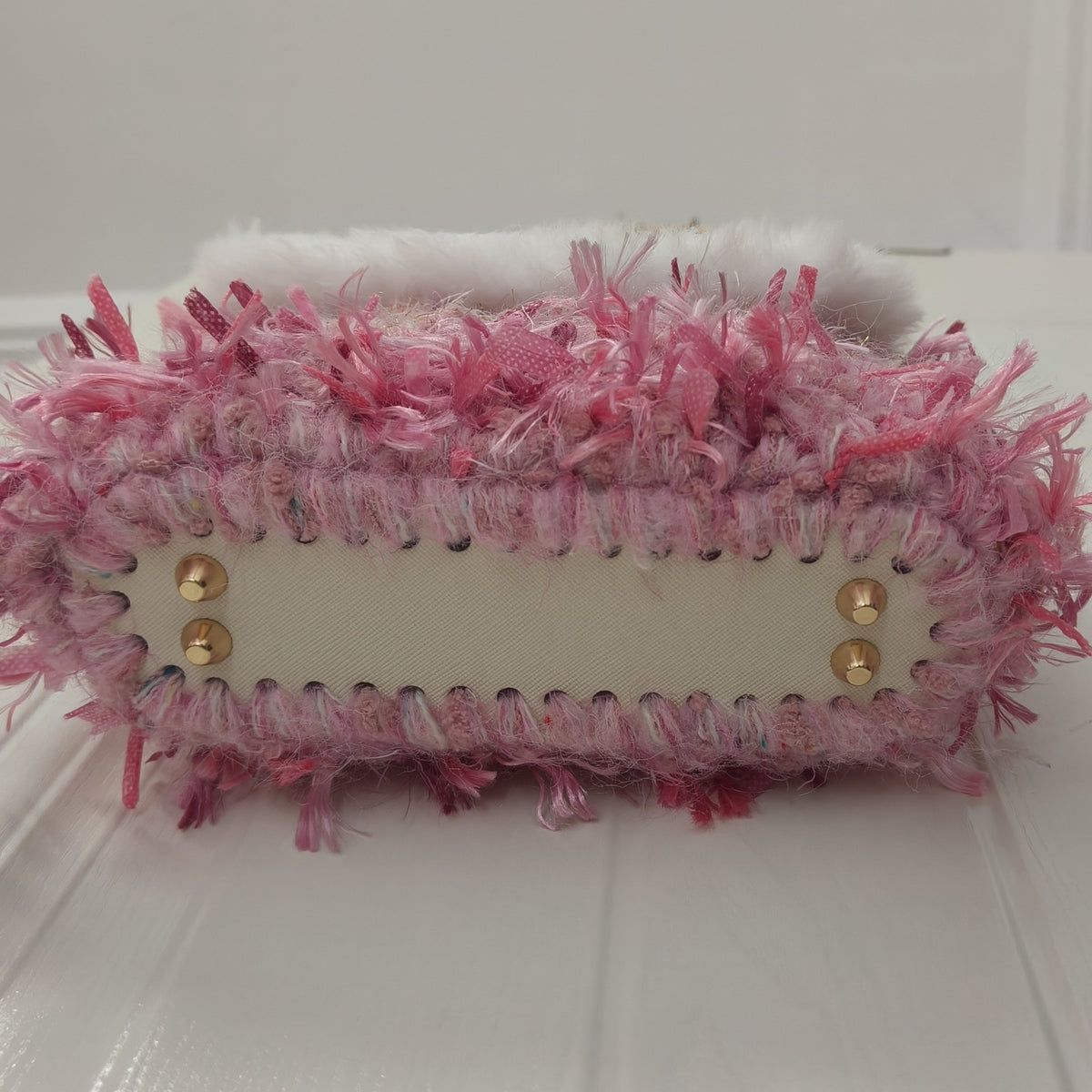 Handtasche aus rosa Mischgarn mit weißem Kunstfellbesatz
