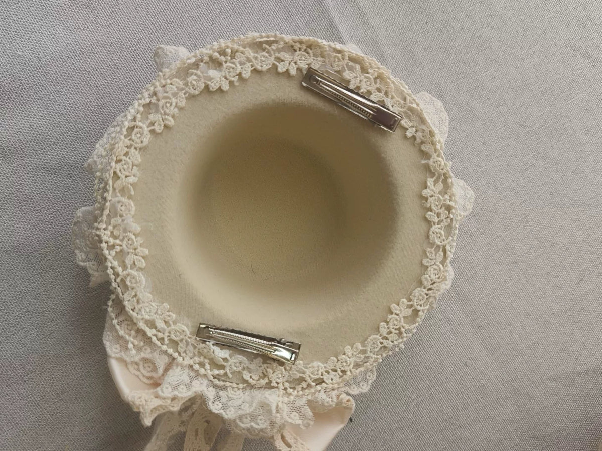 Mini cappello in pizzo albicocca con fiocco in raso