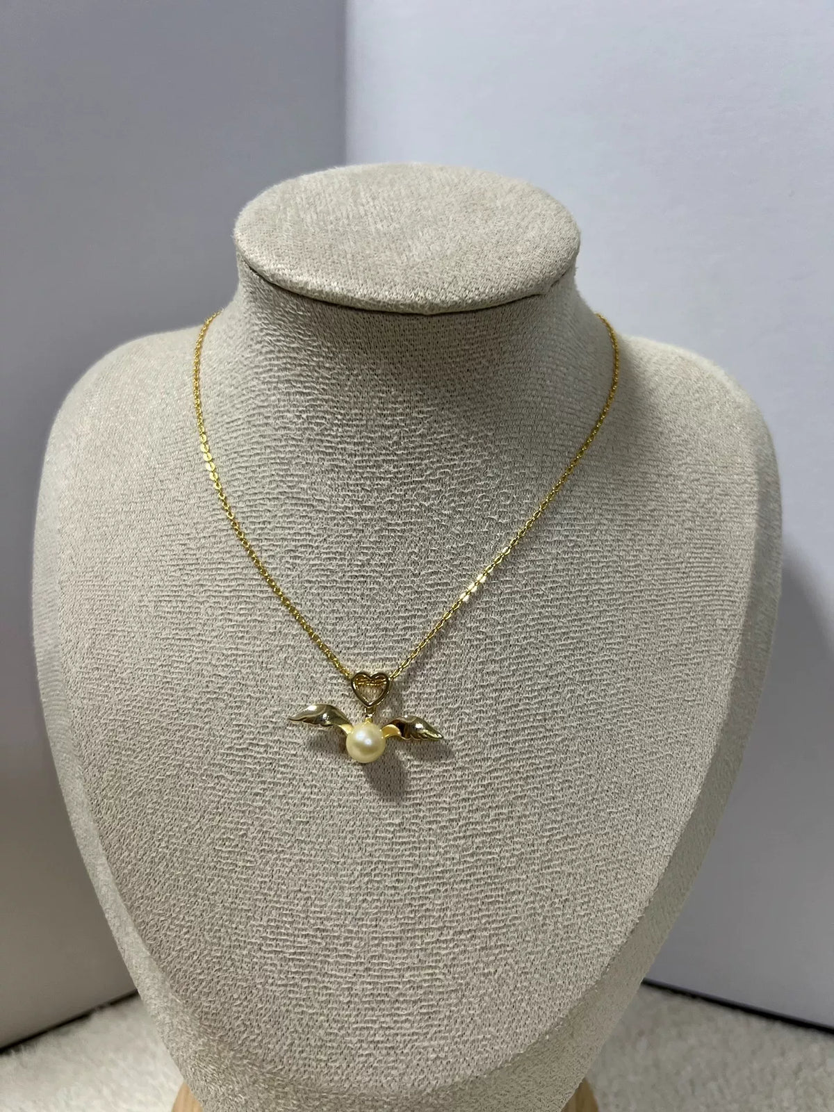 Collier Pendentif Cœur Ailé et Perle Or
