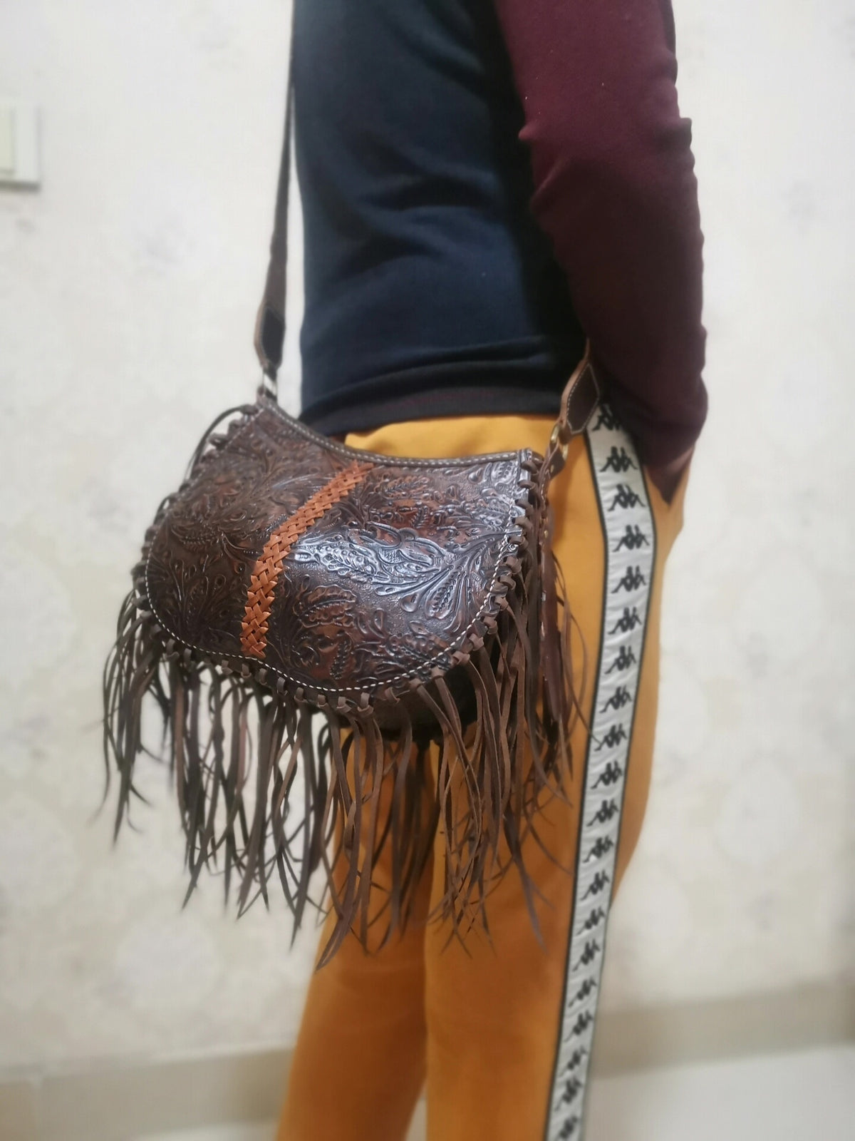 Borsa a tracolla in pelle conciata vegetalmente con decorazione floreale
