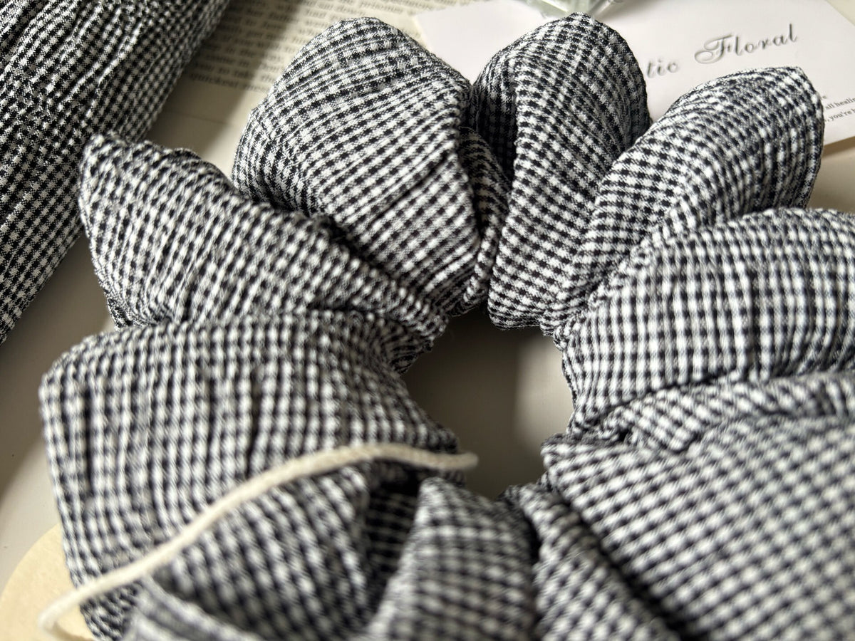 Scrunchie van zwart-wit geruite stof