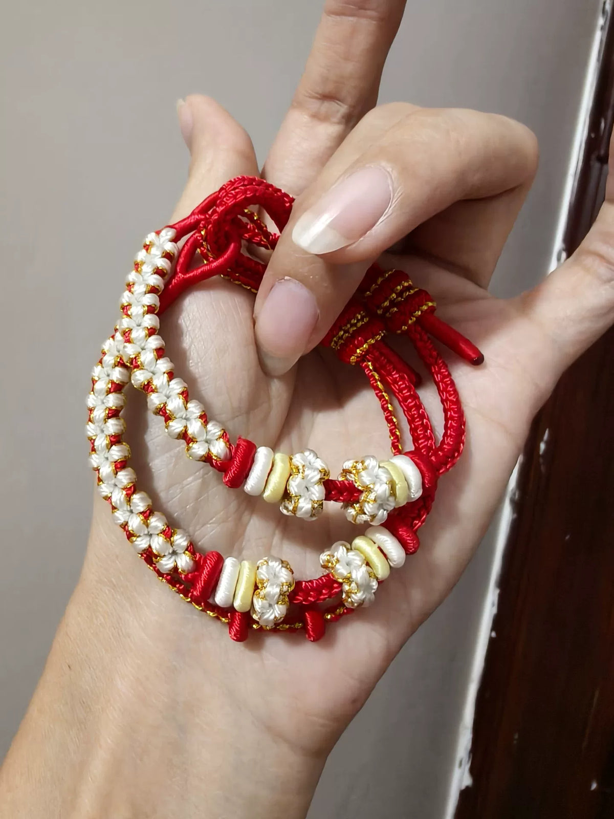 Bracciale Intrecciato a Mano Rosso, Bianco e Oro