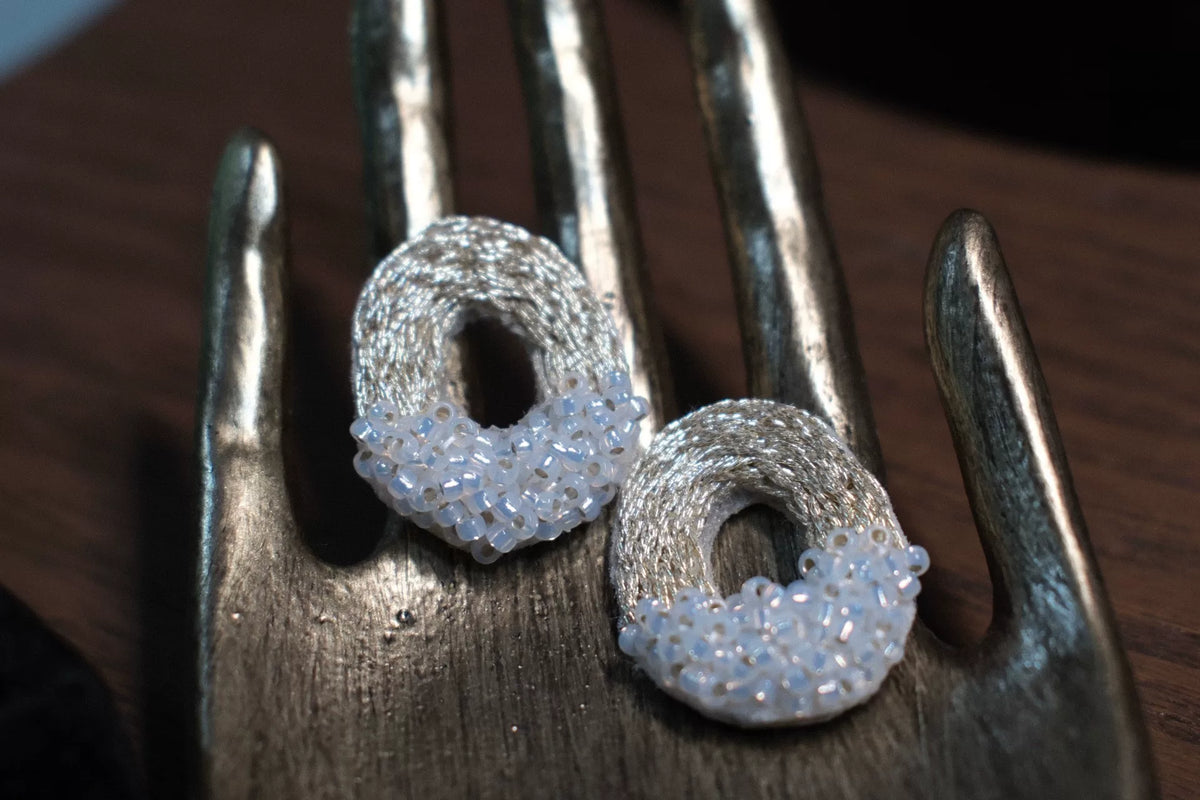 Brincos Artesanais de Arame de Metal e Miçangas