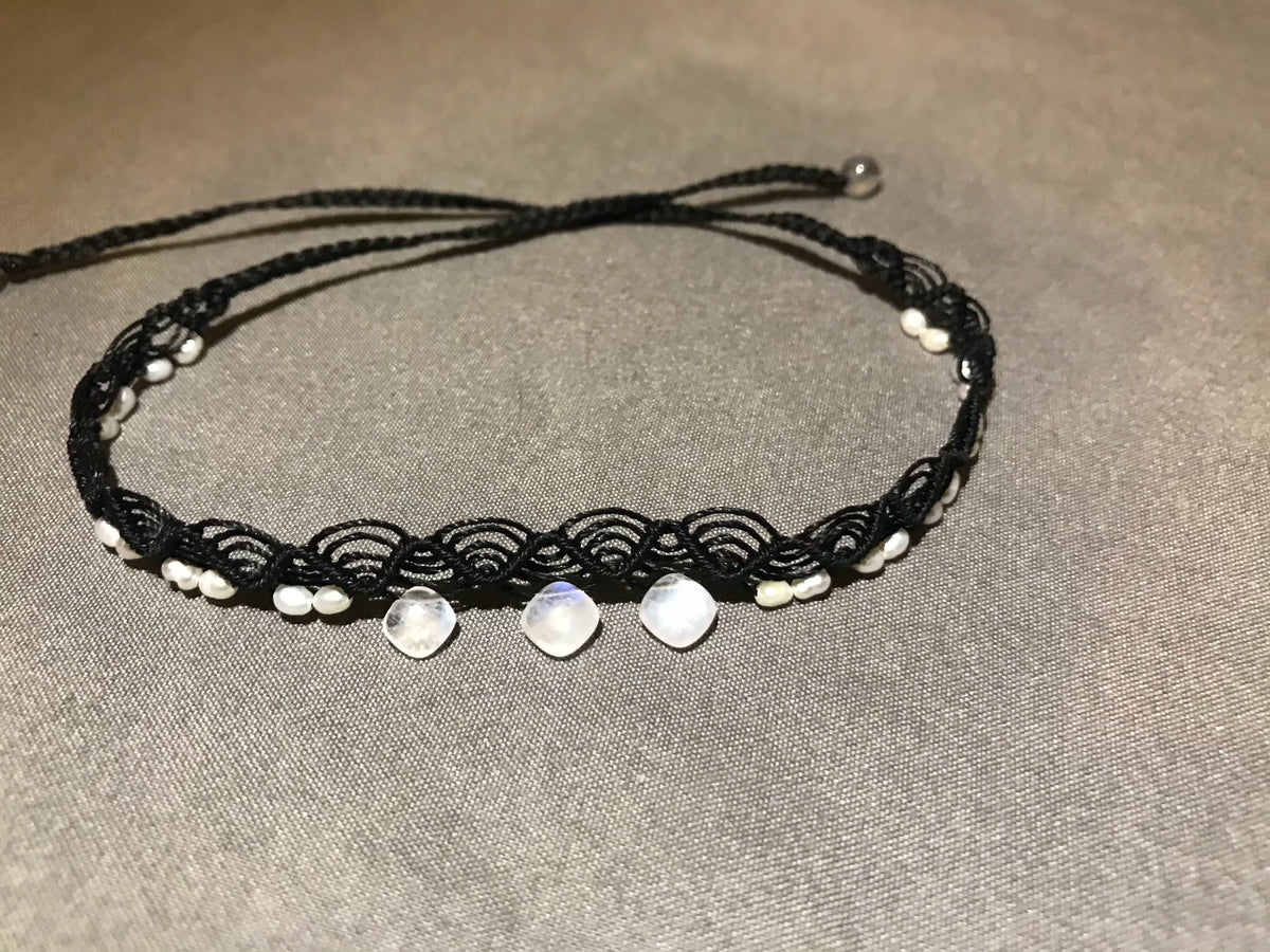 Braccialetto in macramè nero con pietra di luna blu