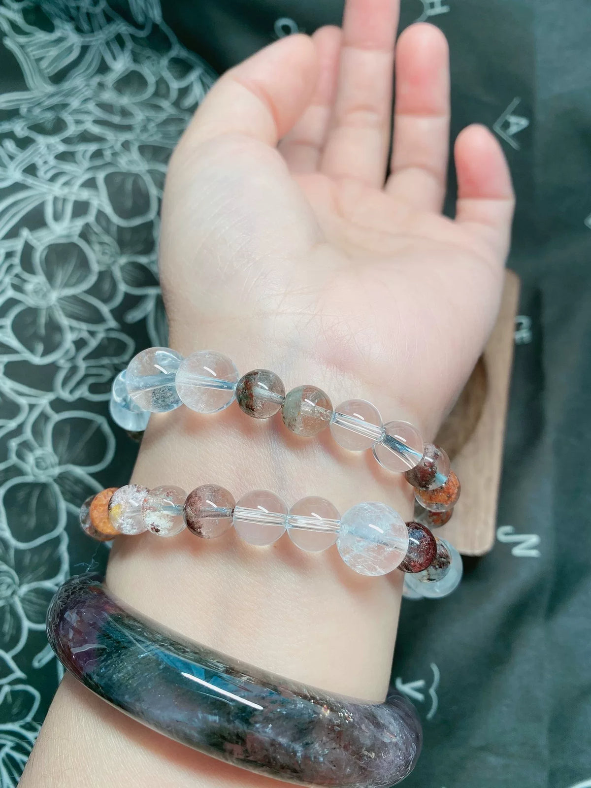Armband med vit phantom-kvarts och fyrårstids-kvarts