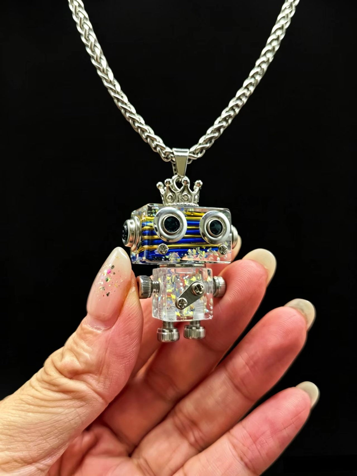 Colar com Pingente de Robô em Resina Azul