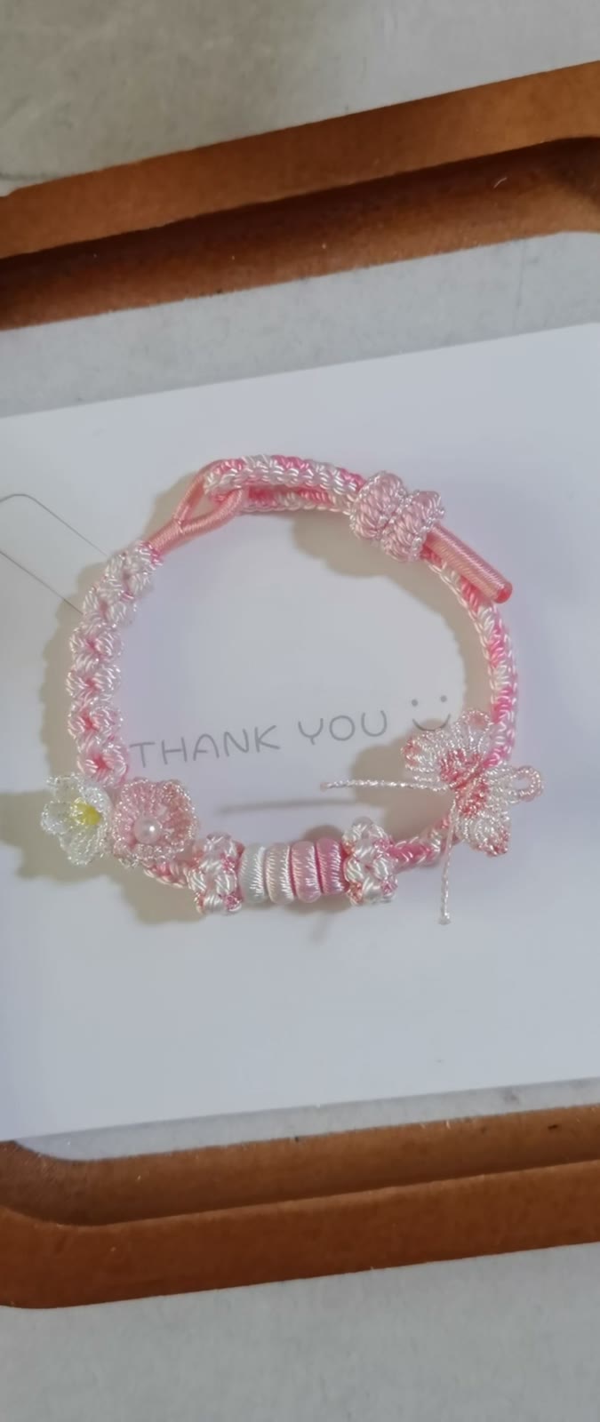 Braccialiale in corda intrecciata rosa con farfalla