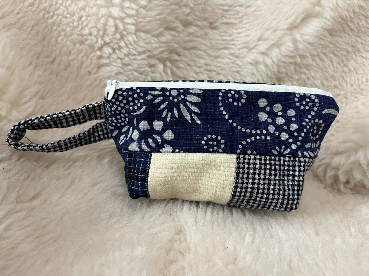 Estuche patchwork con cremallera y correa de muñeca