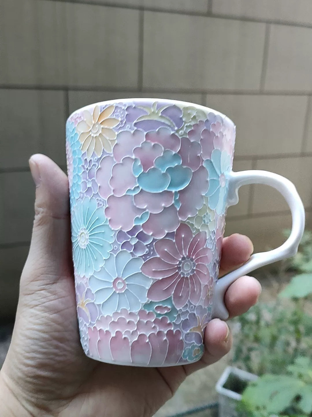 Keramiktasse mit floralem Blumenrelief
