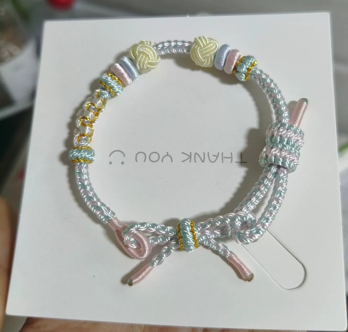 Bracelet tressé à la main dégradé pastel et nœuds floraux