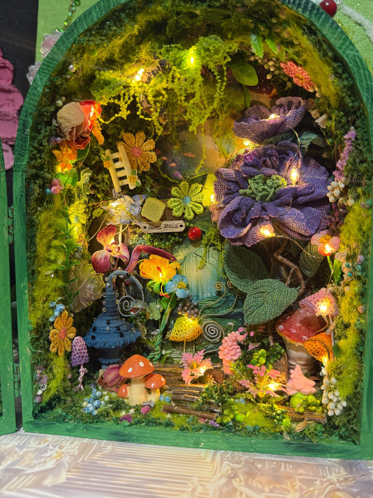 Diorama de bosque en miniatura hecho a mano en marco de madera verde