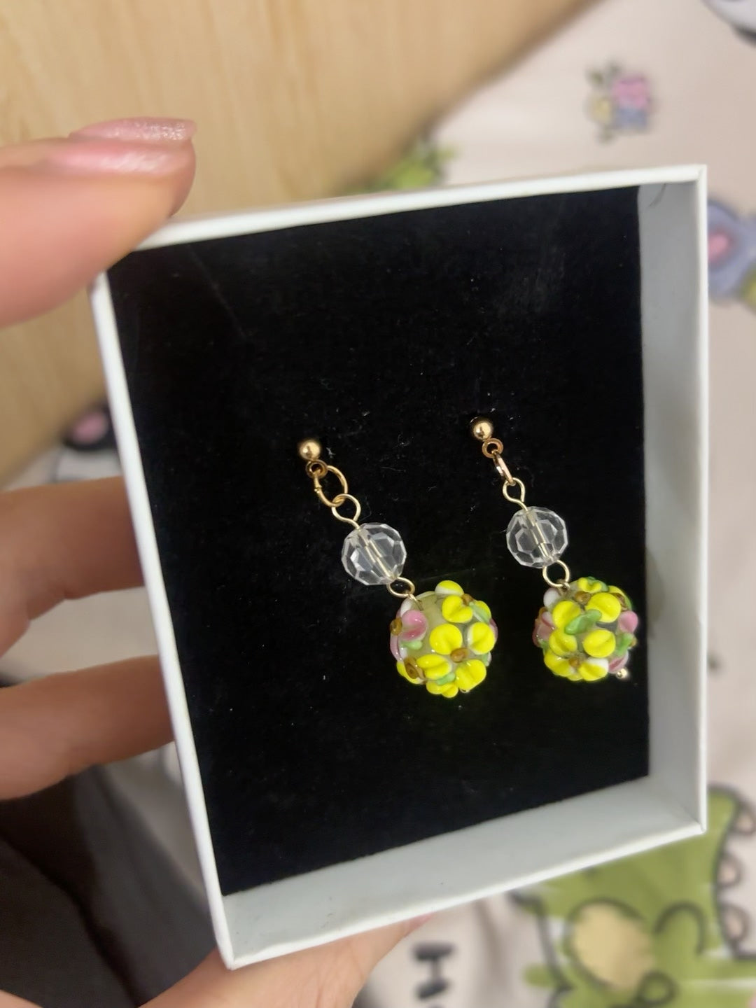 ハンドメイド フローラル ガラスビーズ 揺れるピアス