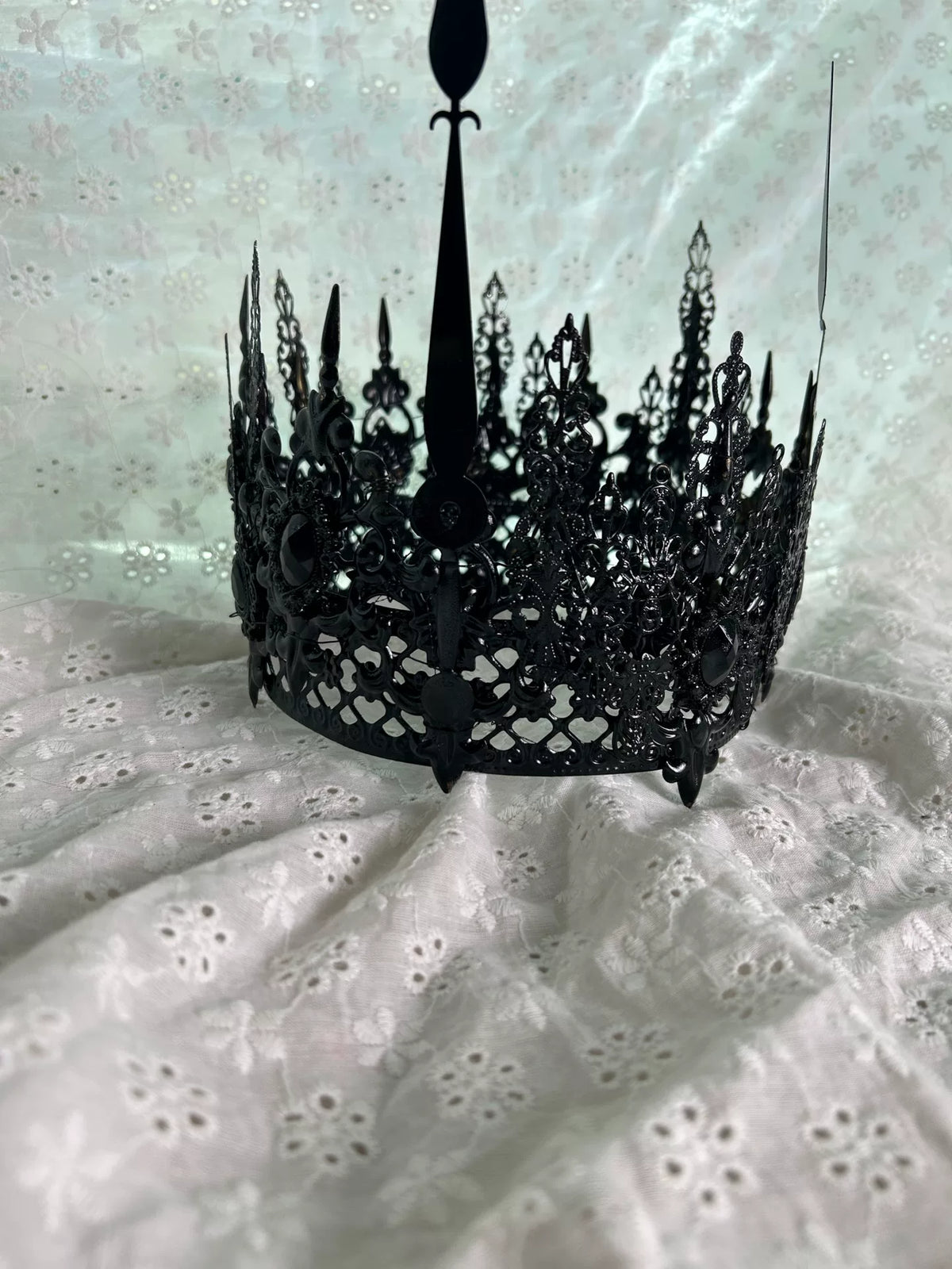 Couronne gothique noire avec filigrane et pointes