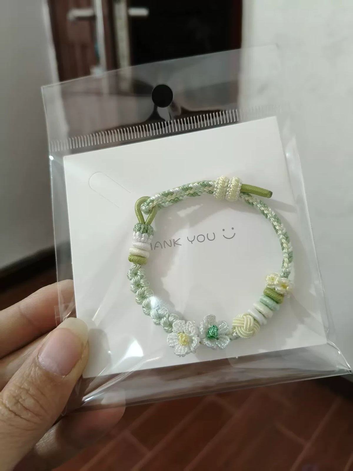 Pulseira Entrelaçada à Mão Verde e Branca com Flores Brancas