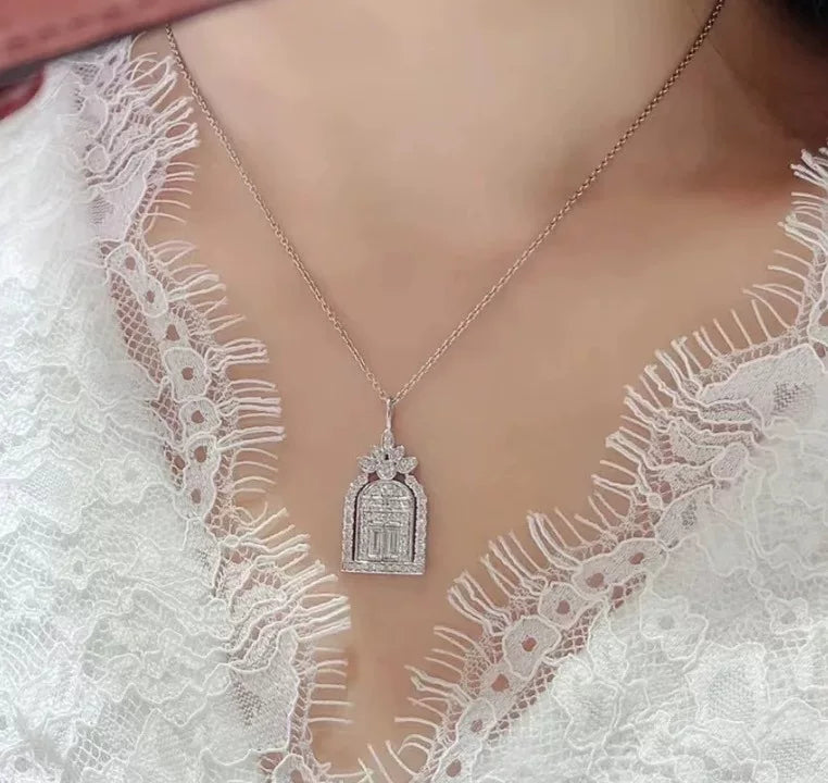Collar con colgante puerta de castillo en plata S925 con baño de rodio
