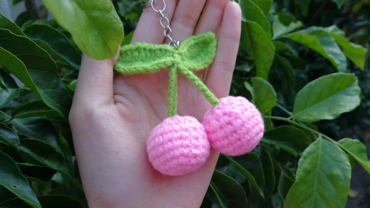 Llavero de Crochet de Cerezas Rosas Tejidas a Mano