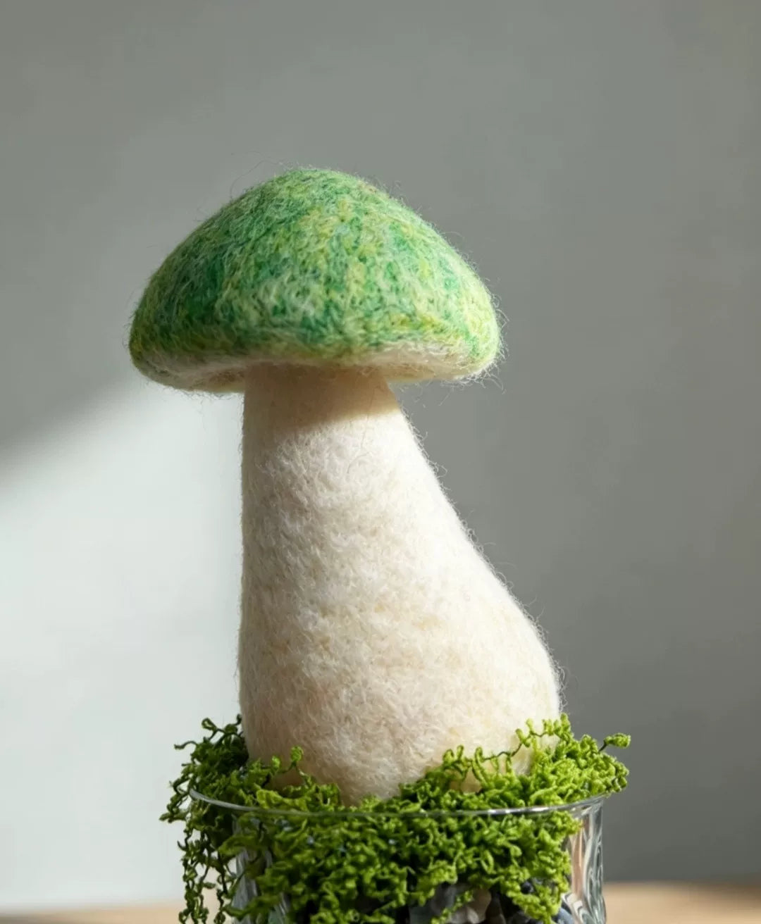 Nadelgefilzter grüner Pilz im Glasgefäß