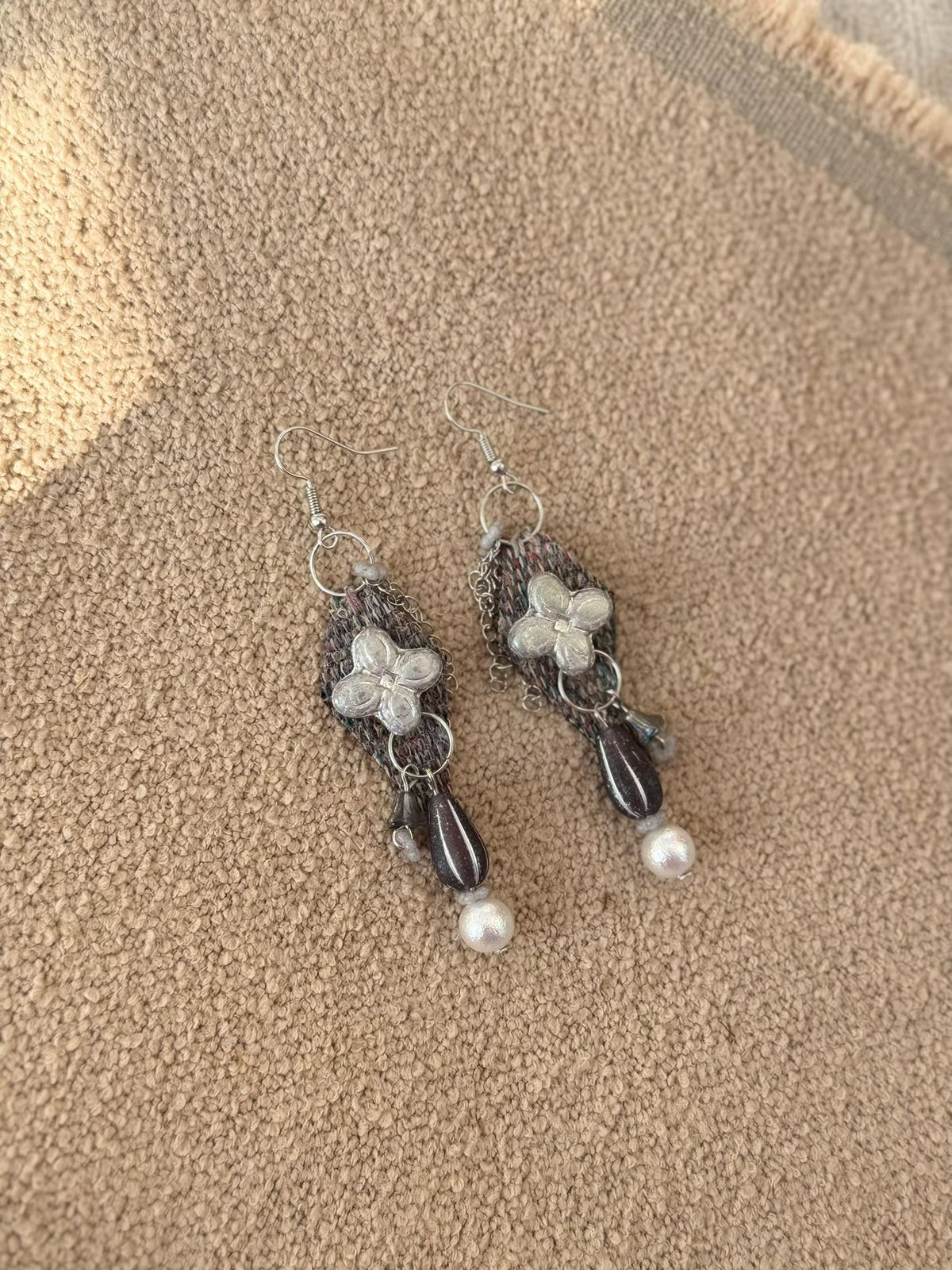 Pendientes Colgantes Artesanales de Tweed con Flor y Dije